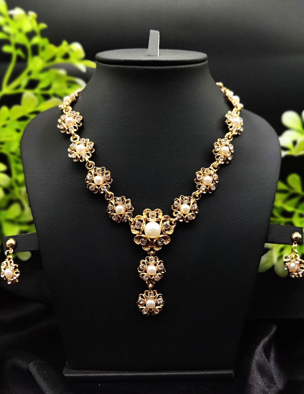 Premium Minimalist Flower Pearl Embedded Necklace Set | Top Pick Collection ✨✨