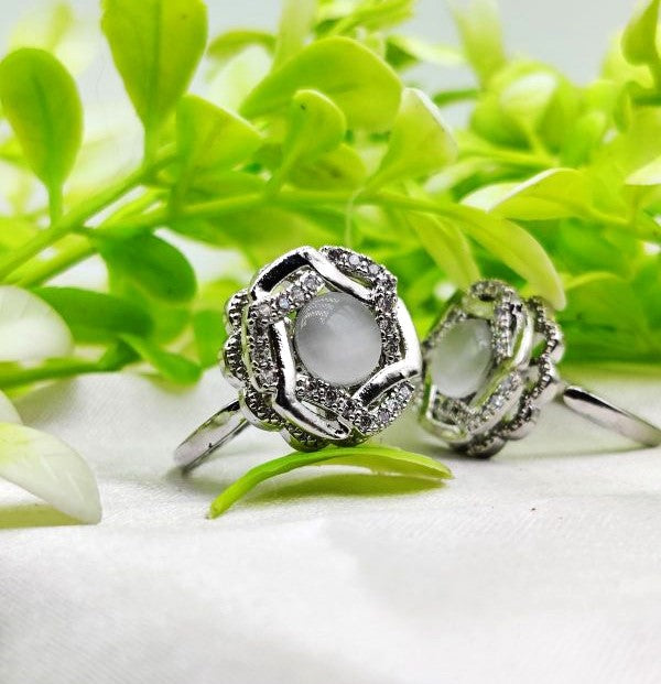 Imported Luxurious Dual-tone Floral Gemstone Ring – Timeless Design 🌟 | Unique Fashion Jewelry | Adjustable Ring for Girls & Women✨