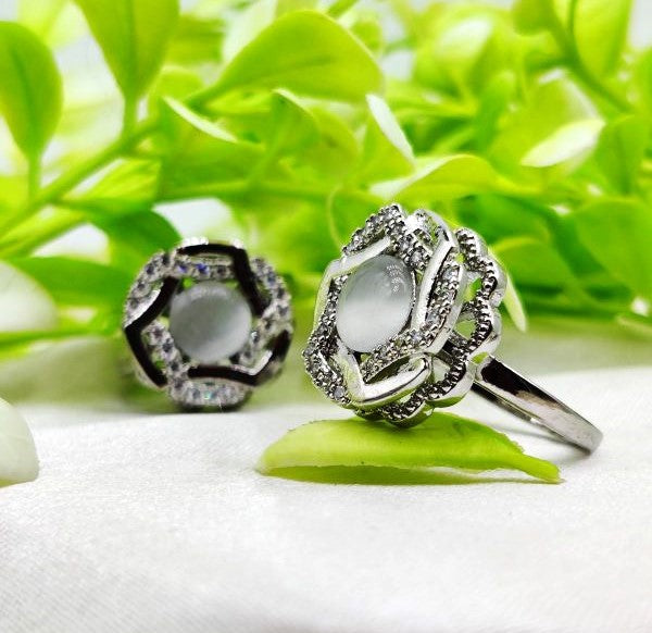 Imported Luxurious Dual-tone Floral Gemstone Ring – Timeless Design 🌟 | Unique Fashion Jewelry | Adjustable Ring for Girls & Women✨